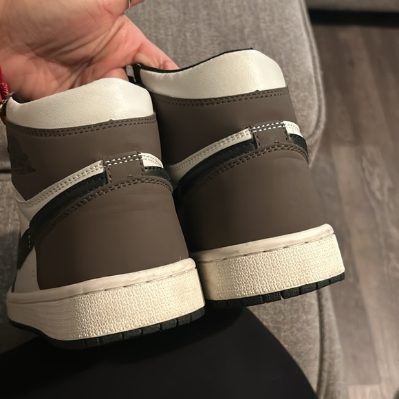 Nike AIR JORDAN 1 Retro High DARK MOCHA - Picture 3 of 6